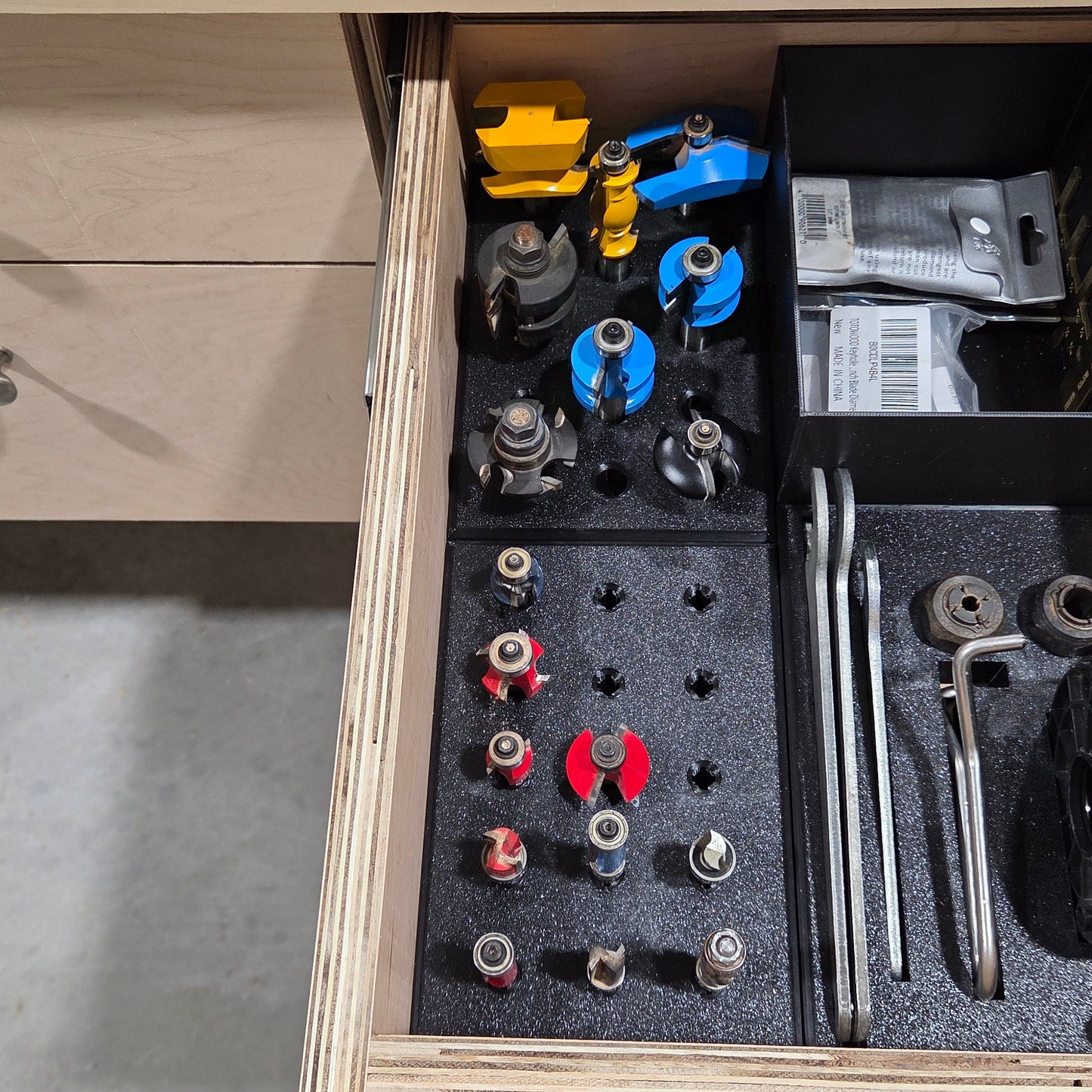 Router bit storage tray in drawers with bits
